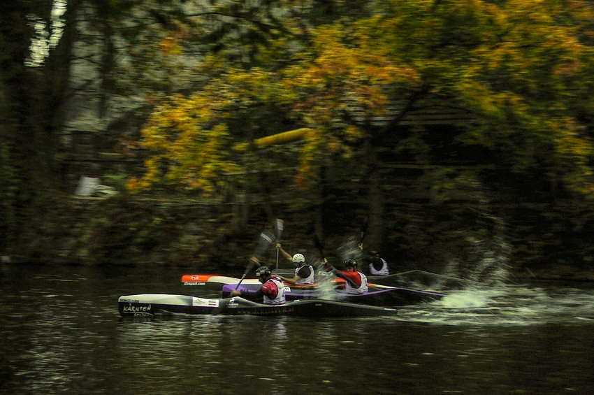 Večerní sprint. Nikon D300s, AF-S Nikkor 18–200 mm F3,5–5,6 G DX ED VR II, 1/30 s, F4,8, ISO 800, ohnisko 56 mm.jpg
