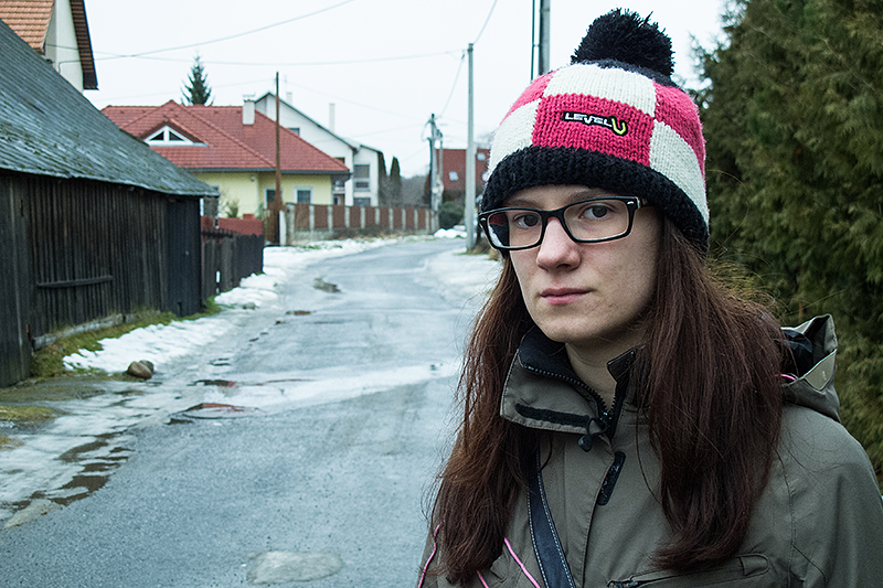 Z hlavy fotografované slečny roste sloup elektrického vedení. Na fotografii to působí rušivě.jpg