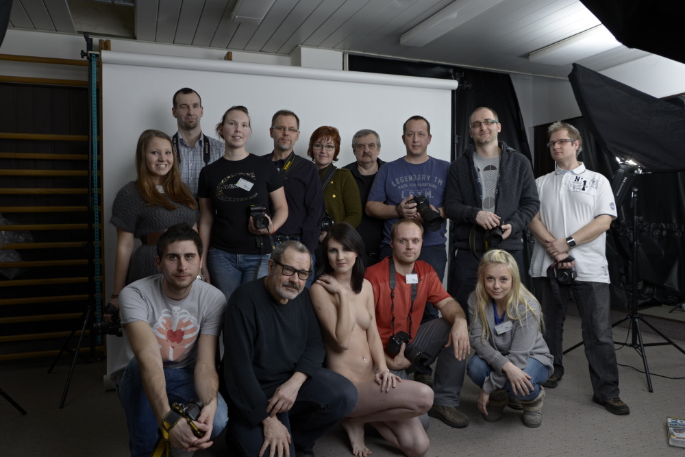 Účastníci workshopu aktu s modelkou a lektorem Pavlem Márou.jpg