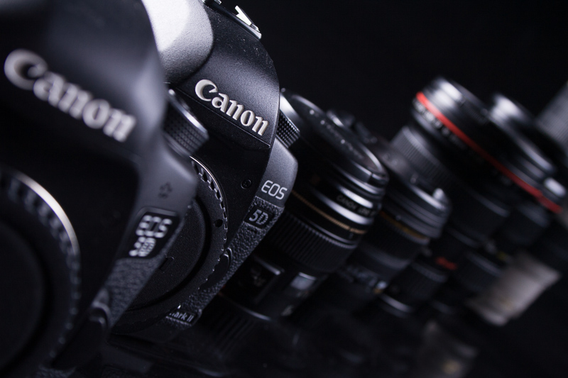 Dvě full frame těla a pět objektivů - tohle vybavení používám nejčastěji. Dle konkrétní zakázky ale pokaždé vybírám, co přesně vezmu s sebou. Také kvůli váze a objemu.jpg