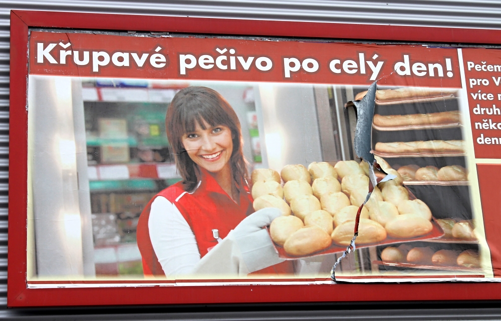 Co to z těch křupavých houstiček leze? – ani se nechce věřit, že prasklina v papíru může mít takový nesympatický tvar! Nesrovnané linie jsou ponechány záměrně pro větší autenticitu záběru.jpg