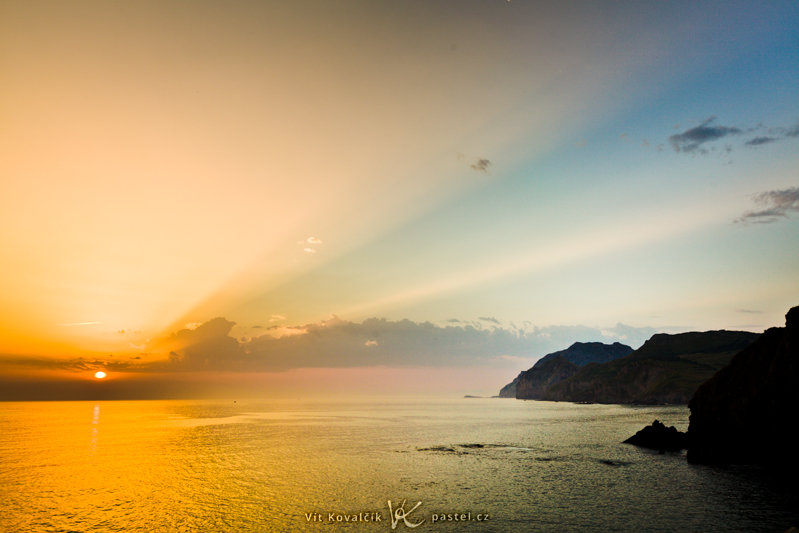 Široký záběr východu Slunce u španělského města Laredo. Canon 5D Mark II, Canon EF 16-35 mm F2,8 II USM, 1/80 s, F7,1, ISO 100, ohnisko 27 mm.jpg