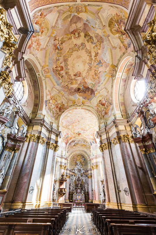 Přestože nemáte kam dál ustoupit, i tak je možné vyfotit celý interiér kostela. Canon EOS 5D Mark II, Canon EF 16-35 mm F2,8 II USM, 1/15 s, F4,5, ISO 160, ohnisko 16 mm.jpg