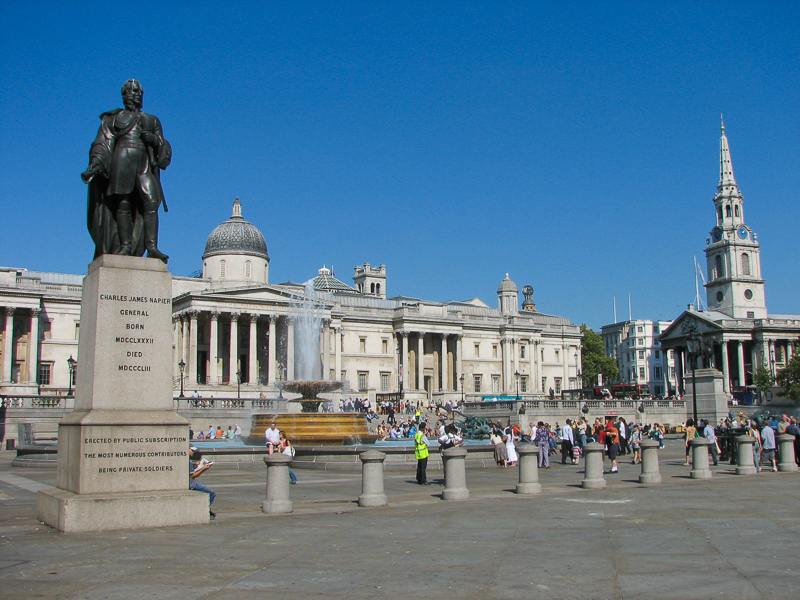 Trafalgar square s turisty. Canon PowerShot S2 IS, 1/1000 s, F4,5, ISO 50, ohnisko 36 mm (v přepočtu na kinofilm).jpg