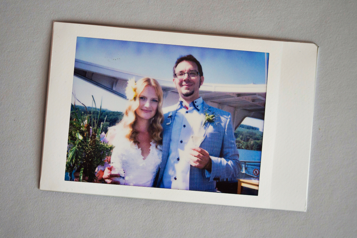 Instantní fotografie však lze použít i ke komerčnímu focení. Například každý svatebčan byl z instatních snímků, které si ihned mohl podržet v ruce a prohlédnout, nadšen. Foto: Tomáš Slavíček.jpg