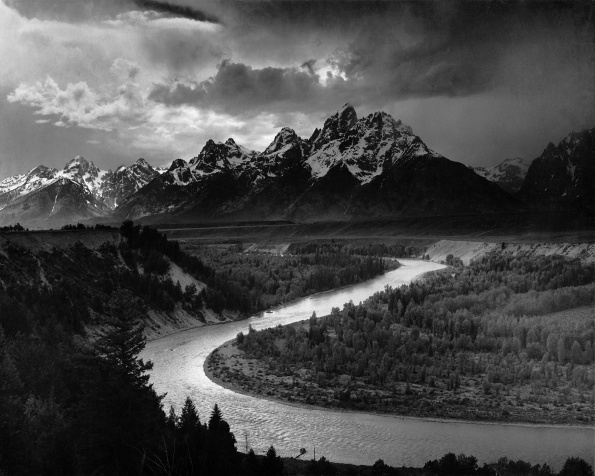 Ansel Adams: Teton Range a řeka Snake v Národním parku Grand Teton v americkém státě Wyoming. Zdroj: Wikimedia Commons.
