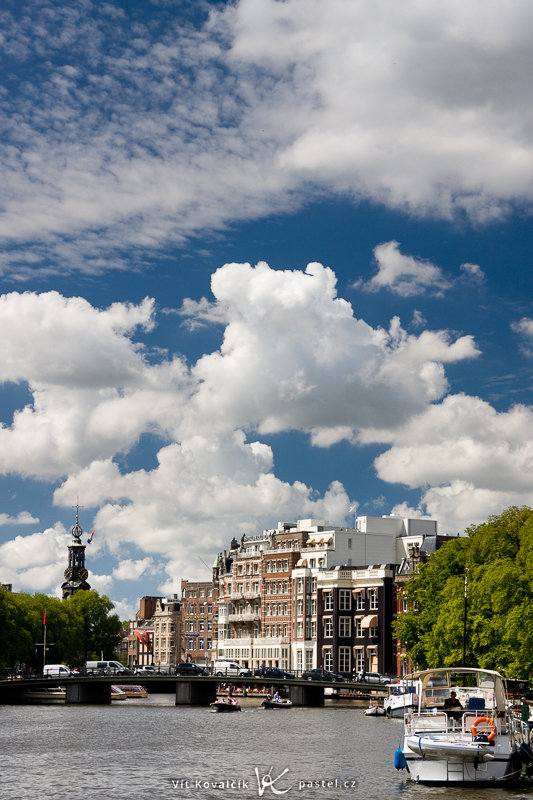 Amsterdam s polarizačním filtrem. Canon EOS 40D, Canon EF-S 18–55 mm F3,5–5,6, 1/200 s, F8,0, ISO 200, ohnisko 50 mm. 