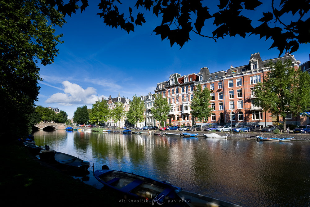 Vodní kanál v Amsterdamu. Všimněte si i dalšího použitého kompozičního pravidla, kterým je rámování obrazu (listy shora). Canon 40D, Canon EF-S 10–22/3,5–4,5, 1/1600 s, F8, ISO 200, ohnisko 10 mm