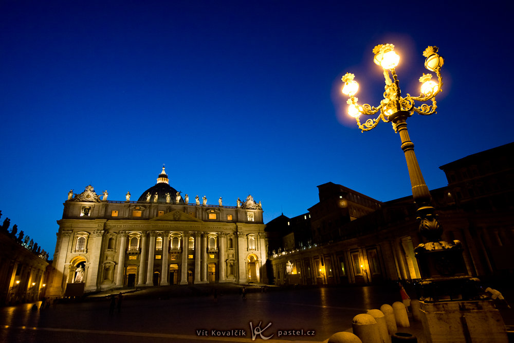 Chrám sv. Petra ve Vatikánu těsně po západu slunce. Canon 40D, Canon EF-S 10-22/3.5-4.5, 1/8 s, F4,4, ISO 800, ohnisko 13 mm