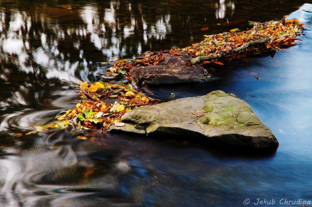 Splav řeky Lučiny a listí, které se zachytilo na kamenech v korytu řeky. Nikon D90, Nikkor 18-105mm/3.5-5.6, ohnisko 105mm ND8 filtr, ISO 100, f16, 3s