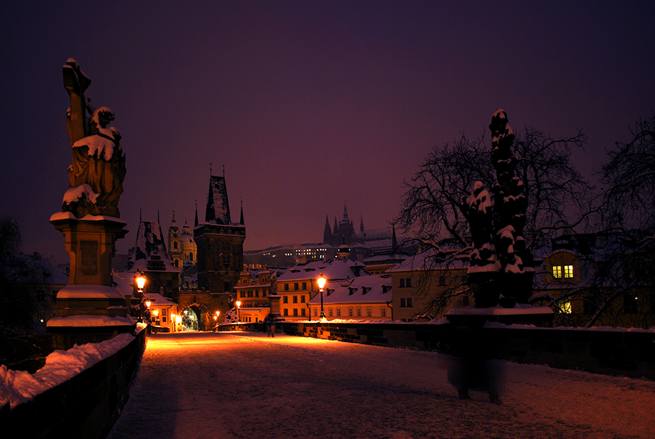 Se snímkem fotografovaným lehce před rozedněním se dají dělat barevné divy. Vlastně nikdo moc neví, jak krajina v takovou hodinu vypadá a i když je to zde s růžovou trochu přehnané, s většinou barevných úprav budete mít tak trošku pravdu. Nikon D60, Nikkor 18–55 mm f/3.5–5.6, 1 s, F3,5, ISO 100, ohnisko 18 mm
