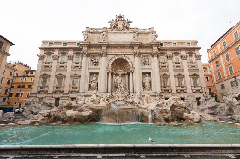 Fontana di Trevi jak ji zachytil fotoaparát. Horní část se zdá být užší než spodní, takže celá stěna jako by padala dozadu. Canon 40D, Canon EF-S 10-22/3,5-4,5, 1/5 s, F8,0, ISO 100, ohnisko 10 mm