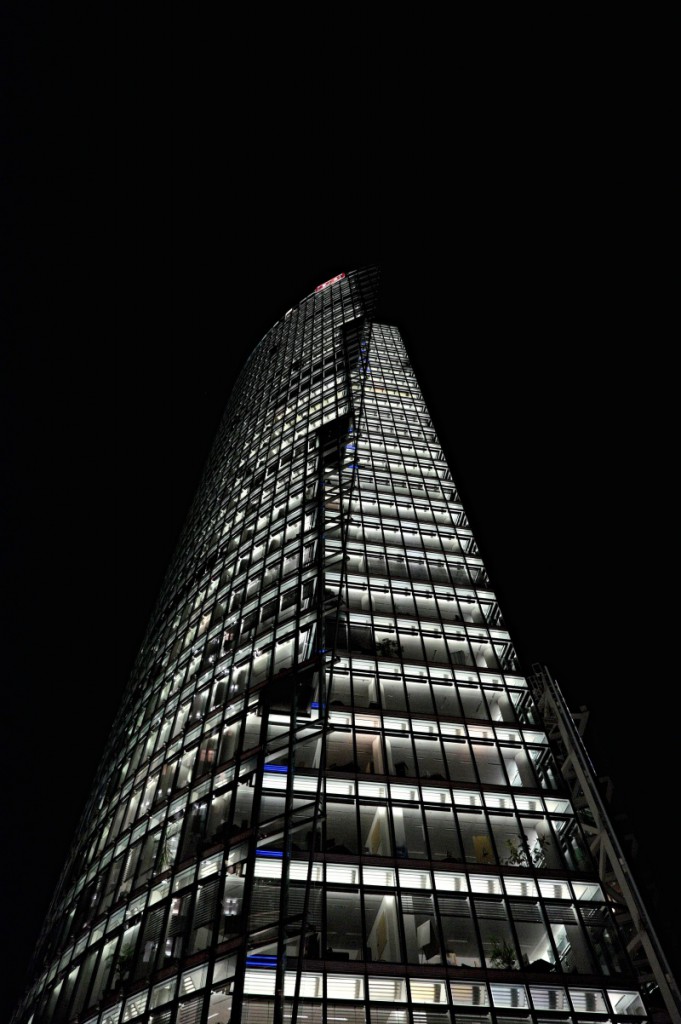 Budova na Potsdamer Platz. Fujifilm X-T1, XF14mmF2.8 R, 1/60 s, F5.6, ISO 4000, ohnisko 14 mm (EQ35 mm: 21 mm)