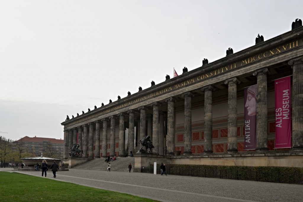 Altes Museum, Berlín. Fujifilm X-T1, XF14mmF2.8 R, 1/180 s, F5.6, ISO 200, ohnisko 14 mm (EQ35 mm: 21 mm). Úprava sbíhajících se linií v ZPS.jpg