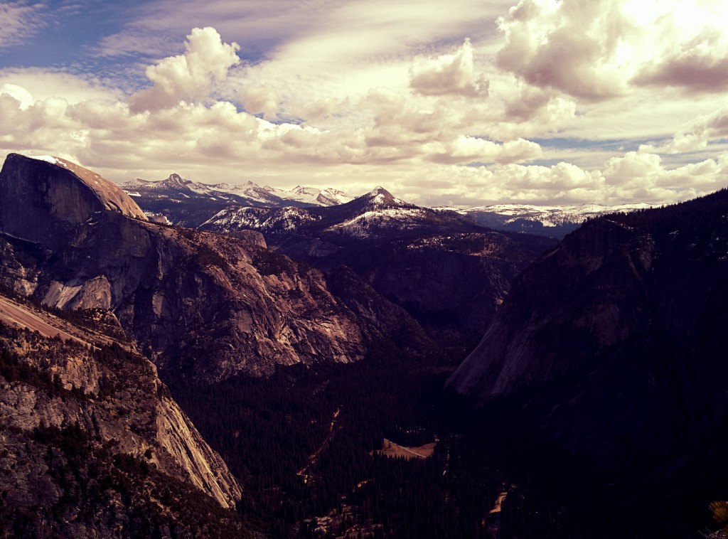 Vzpomínka na služební cestu v USA - výhled v kalifornském národním parku Yosemite. Téměř cokoliv, co jsem tam nafotil, by mohlo být fotkou dne.jpg