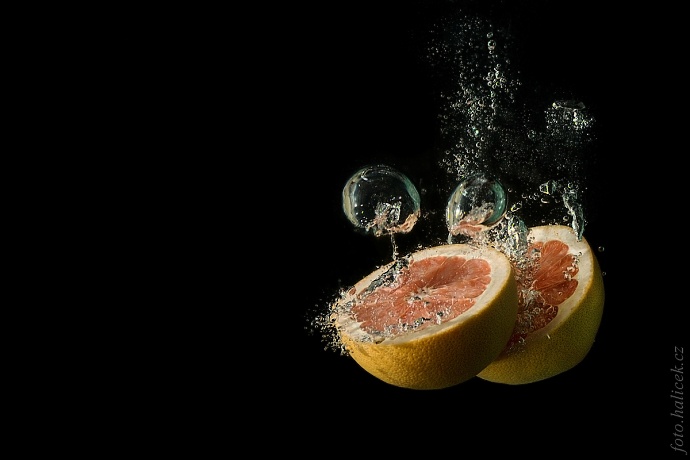 Fotit ovoce ve vodě není úplně jednoduché, ale je to ideální program pro parné letní odpoledne. Autor: Pepa Halíček