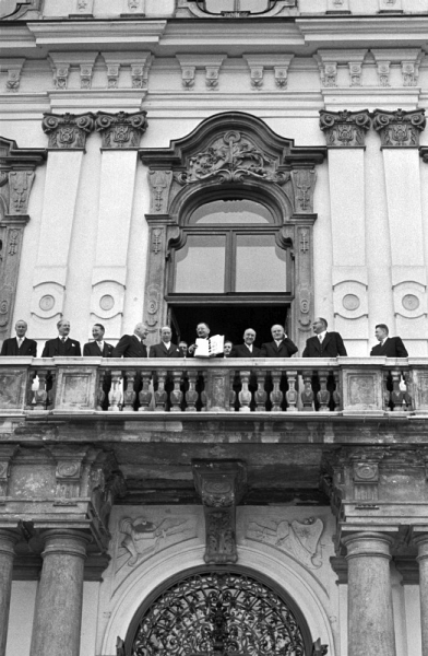 15. května 1955: ministr zahraničních věcí Leopold Figl ukazuje z balkonu zámku Belvedere podepsanou Státní smlouvu. Vídeň, 1955. © Erich Lessing