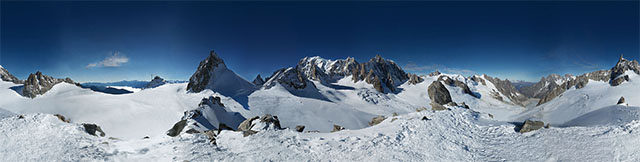 Celé panorama hory Mont Blanc