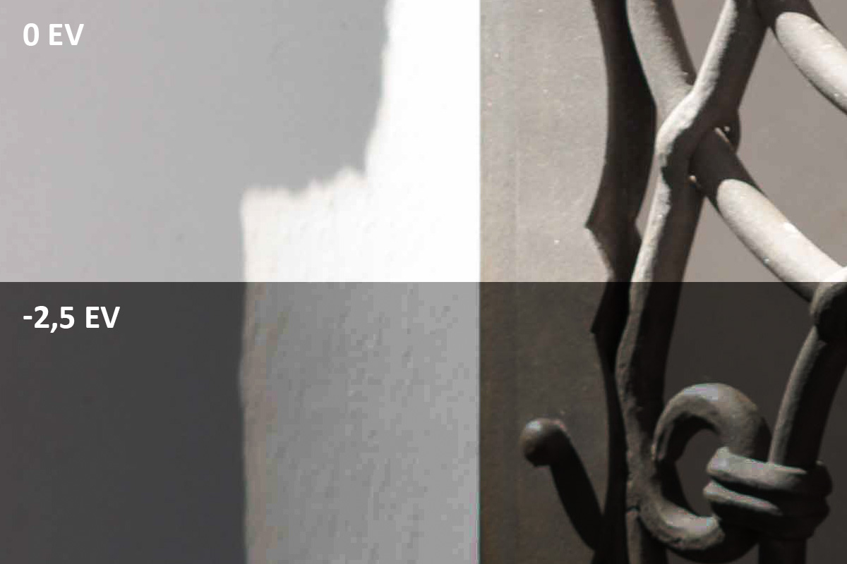 Formát JPEG. Při ztmavení obrazu došlo ke zvýraznění artefaktů v obraze způsobených silnou ztrátovou kompresí.jpg
