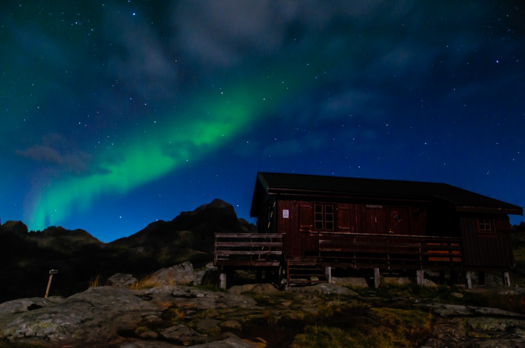 Nikon D300, Nikon 16-85mm f/3,5-5,6 G AF-S DX ED VR, 20s, f/3.5, ISO 1600, ohnisko 16mm Polární záře nad lofotskými vrcholky. 