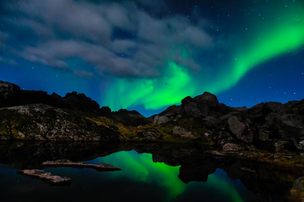 Nikon D300, Nikon 16-85mm f/3,5-5,6 G AF-S DX ED VR, 20s, f/3.5, ISO 1600, ohnisko 16mm Polární záře nad lofotskými vrcholky. 