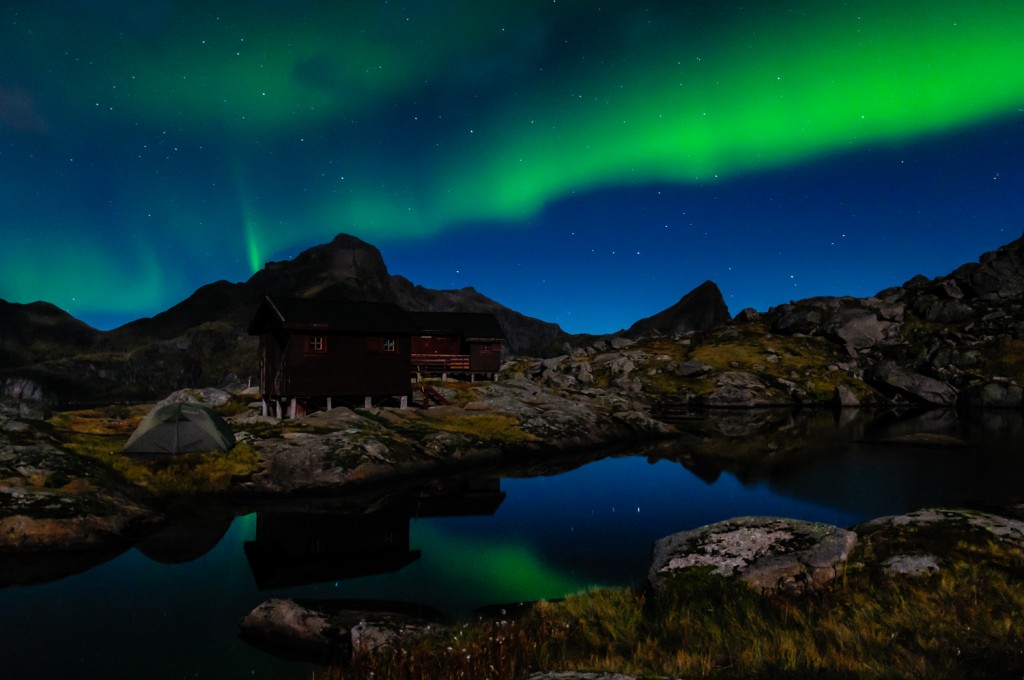 Nikon D300, Nikon 16-85mm f/3,5-5,6 G AF-S DX ED VR, 20s, f/3.5, ISO 1600, ohnisko 16mm Polární záře nad lofotskými vrcholky. 