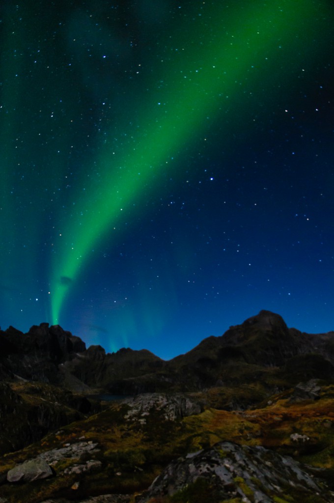 Nikon D300, Nikon 16-85mm f/3,5-5,6 G AF-S DX ED VR, 20s, f/3.5, ISO 1600, ohnisko 16mm Polární záře nad lofotskými vrcholky. 