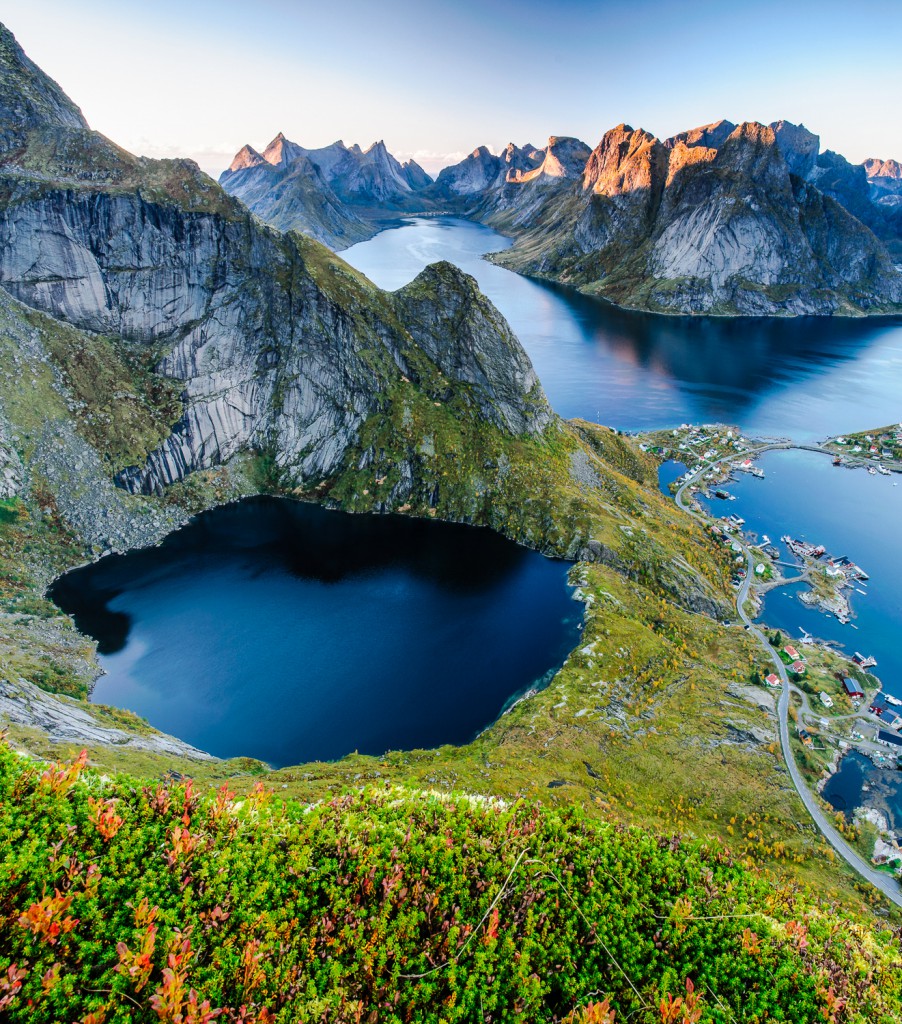 Nikon D300, Nikon 16-85mm f/3,5-5,6 G AF-S DX ED VR, panorama z 2 fotek na šířku, 1s, f/11, ISO 200, ohnisko 18mm Záhadné jezero nad nejfotogeničtější lofotskou vesničkou Reine. 