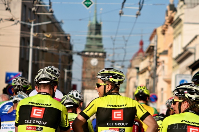 Přestože fotit záda lidí je většinou považováno za chybu, na této fotografii to vůbec nevadí. Aspoň víme, kam mají cyklisté namířeno. Autor: Tom Horník