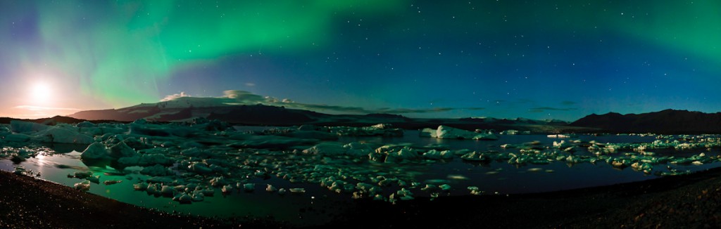 Nikon D300, Nikon 16-85mm f/3,5-5,6 G AF-S DX ED VR, panorama z 8 fotek na výšku, 30s, f/4, ISO 500, ohnisko 25mm Polární záře a ledovcová laguna. To je ten pravý Island. 