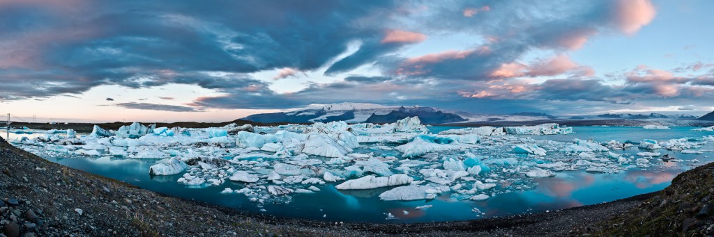 Nikon D300, Nikon 16-85mm f/3,5-5,6 G AF-S DX ED VR, panorama ze 7 fotek na výšku, 5s, f/11, ISO 100, ohnisko 22mm Ledovcová laguna Jókulsarlón před východem slunce. 