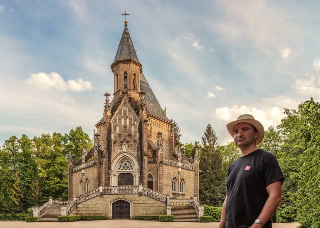 Canon EOS 7D, EF-S 15-85/3.5-5.6, 1/80 s, f/5.6, ISO 100, ohnisko 15 mm (přepočet 24 mm) Pro zobrazení celé kulturní památky a současně portrétu jsme použili objektiv s malou ohniskovou vzdáleností. Portrétovaný stojí na dosah fotoaparátu, zatímco Schwarzenberská hrobka je snímána ze vzdálenosti několika desítek metrů. Výrazné zkreslení portrétu způsobené fotografováním z příliš krátké vzdálenosti bylo opraveno ve Fotoeditoru, stejně jako kácející se linie stavby.jpg