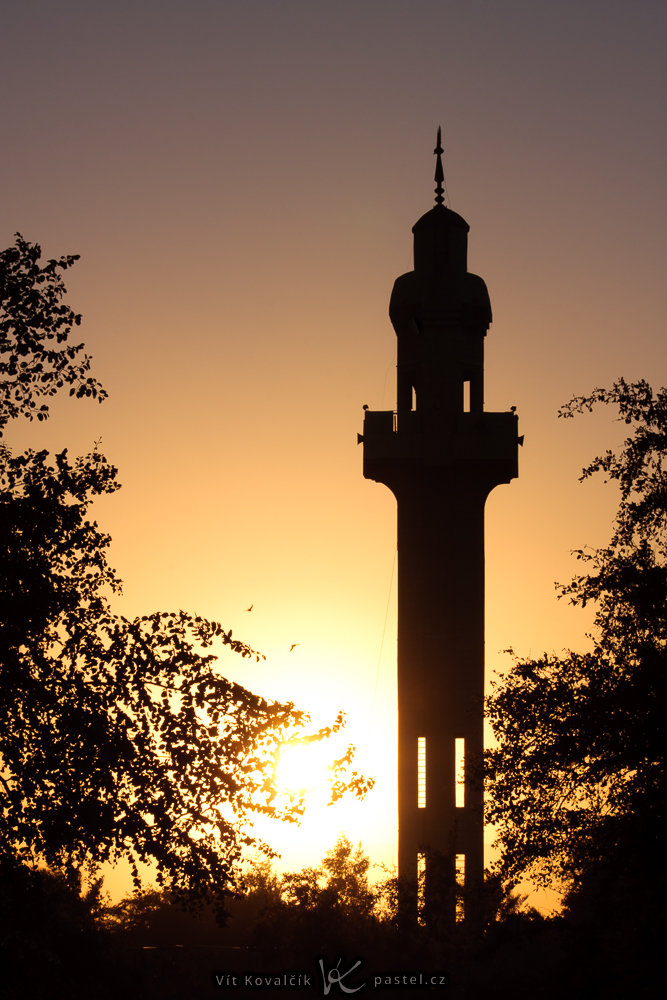 Jordánská mešita se sluncem přímo v pozadí. Povšimněte si obrovské clony f/25, aby obloha nebyla zcela přepálená. Canon 40D, Canon EF-S 55-250/4-5,6 IS, 1/100 s, f/25, ISO 100, ohnisko 84 mm 
