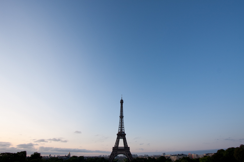 Čistá obloha nad Paříží. Canon 40D, Canon EF-S 10-22/3,5-4,5, 1/20 s, f/8, ISO 100, ohnisko 10 mm 