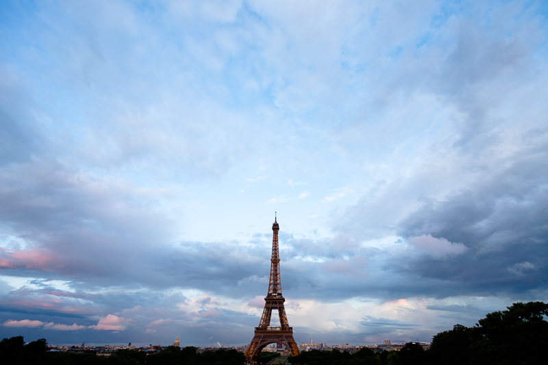 Lehké mraky nad Paříží. Canon 40D, Canon EF-S 10-22/3,5-4,5, 1/25 s, f/4.5, ISO 100, ohnisko 10 mm 