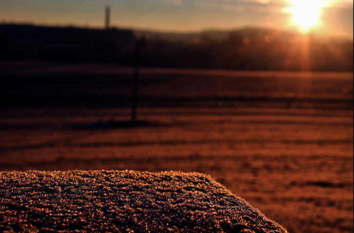 Minimalistická kompozice nemusí být na škodu. Měkké světlo ze zapadajícího slunce dává vyniknout krystalkům sněhu v popředí. Autor: Klára Moučková Photography