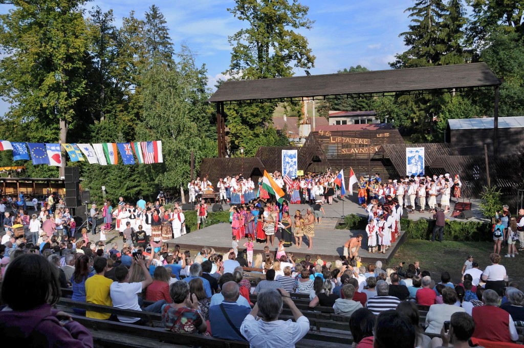 Zřídkakdy je místo konání folklorního festivalu tak fotogenické, jako je liptálský amfiteátr. (MFF [Mezinárodní folklorní festival] 46. Liptálské slavnosti, 2015) 