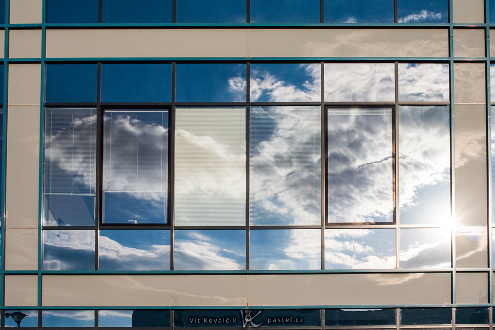 Oraz oblak v oknech. Canon 350D, Macro-Revuenon 24/4, 1/500 s, clona neznámá, ISO 100, ohnisko 24 mm 