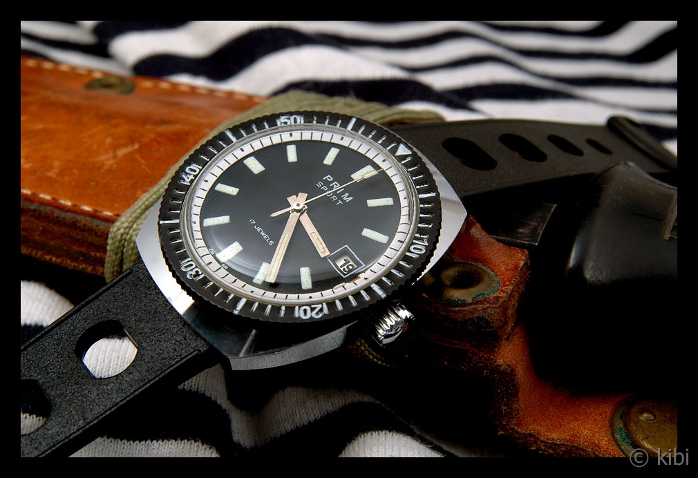 Tyto hodinky Prim Sport jsou velmi omezená série z roku 1976 vyrobené pro polské vojenské námořnictvo. Fotografovat je jinak, než s vojenským nožem a typickým pruhovaným tričkem by snad ani nešlo.jpg