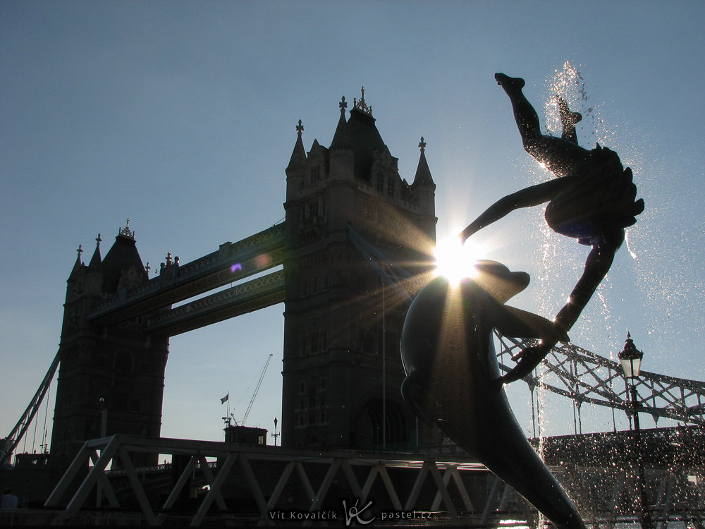 Tower Bridge v Londýně se sochou v popředí. Canon PowerShot S2 IS, 1/1000 s, f/6.3, ohnisko cca 36 mm 
