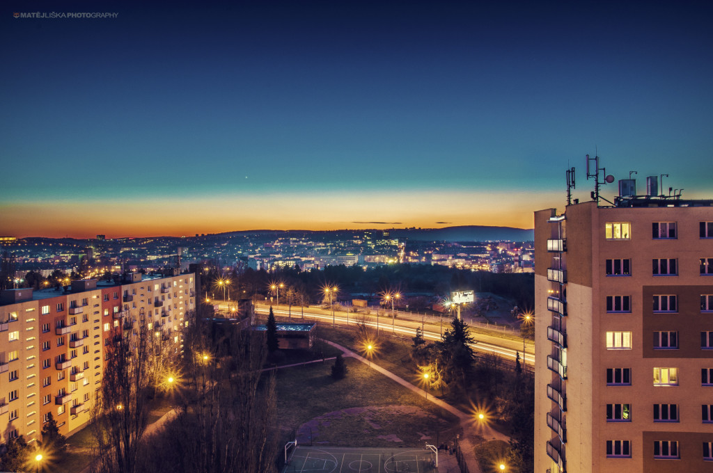 Večerní/noční výhled z okna (Nikon D7000, Tamron 17-50mm f/2.8).jpg