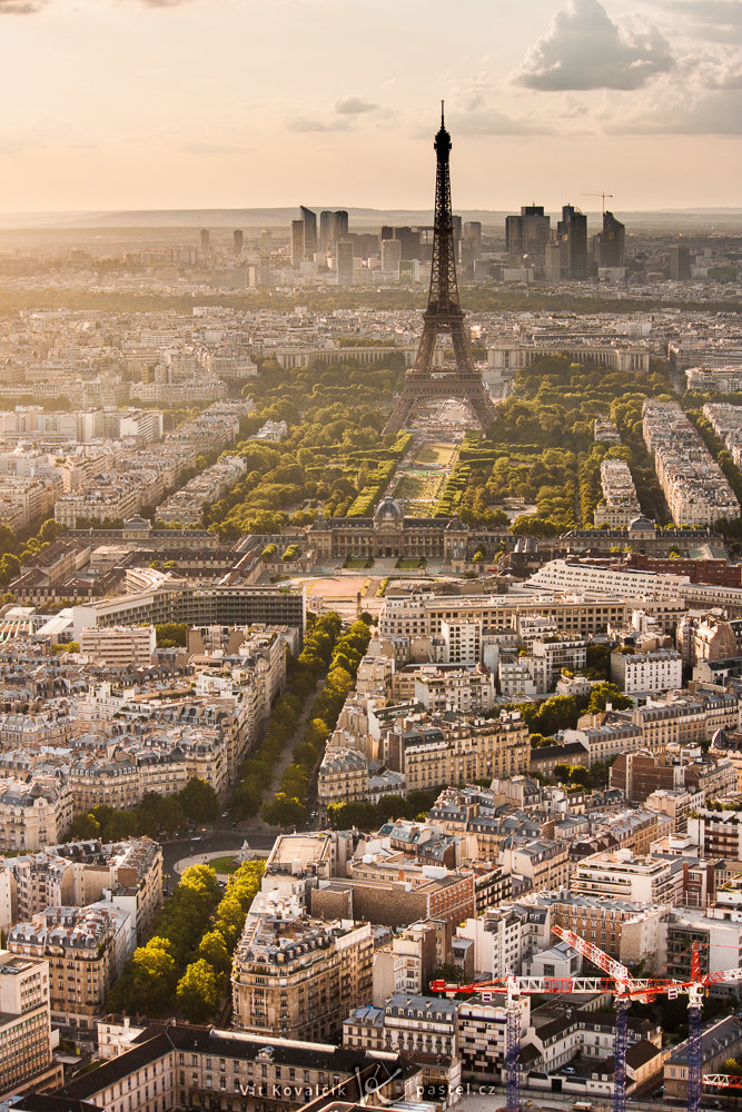 Výhled na Paříž z věže Montparnasse. Canon 40D, Canon EF-S 55-250/4-5,6 IS, 1/100 s, f/8, ISO 100, ohnisko 55 mm 