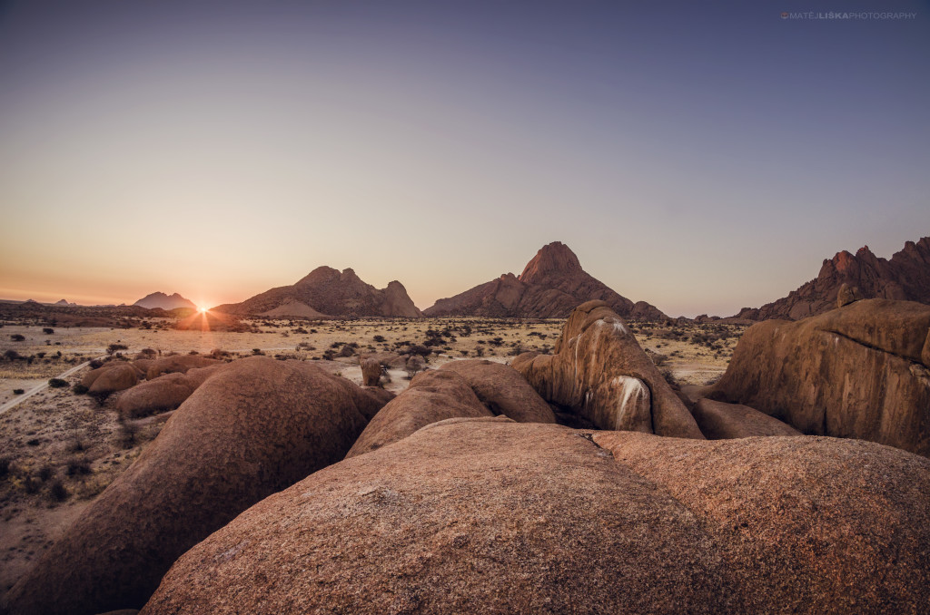 Západ slunce u Spitzkoppe – Namibie. Nikon D7000, Samyang 8mm 