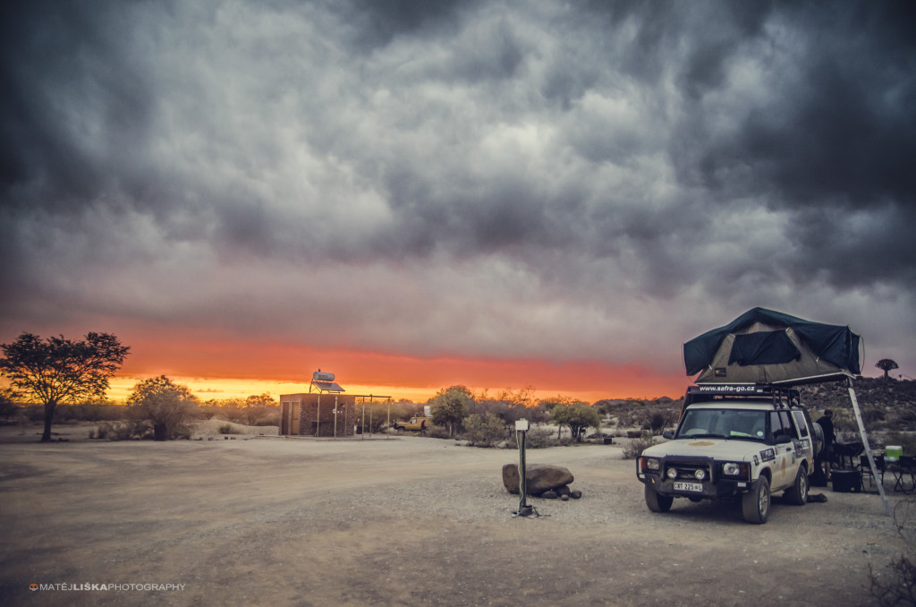 Západ v Quiver Tree Forest – Namibie. Nikon D7000, Tamron 17-50mm f/2.8 