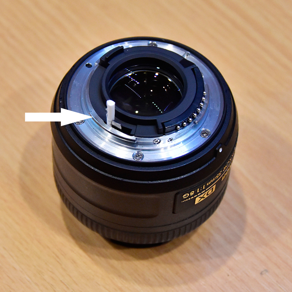 Objektiv Nikkor 35 mm. Nastavení clonové lamelky pomocí roličky papíru.jpg