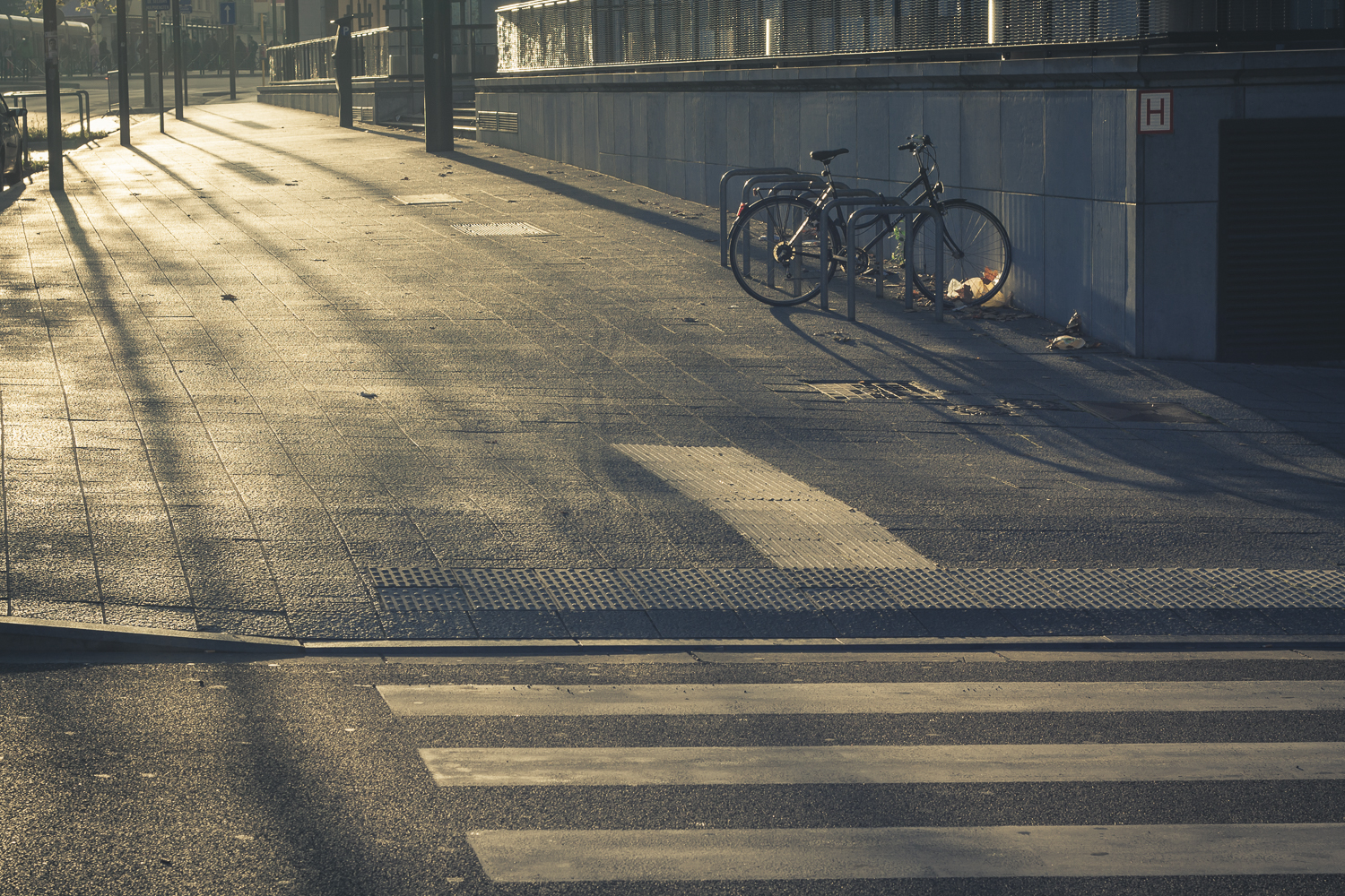 Vermeerovu zálibu v přirozeném světle můžete objevit i v prázdných ranních ulicích. Canon EOS 1000D, EF50mm f/1.8 II, 1/200, f/8.0, ohnisko 50 mm 