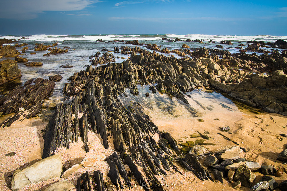 Blízké skalnaté výběžky vystupující z písku u pobřeží Jihoafrické republiky. Canon 40D, Sigma 18-50/2.8, 1/160 s, f/8.0, ISO 400, ohnisko 18 mm 