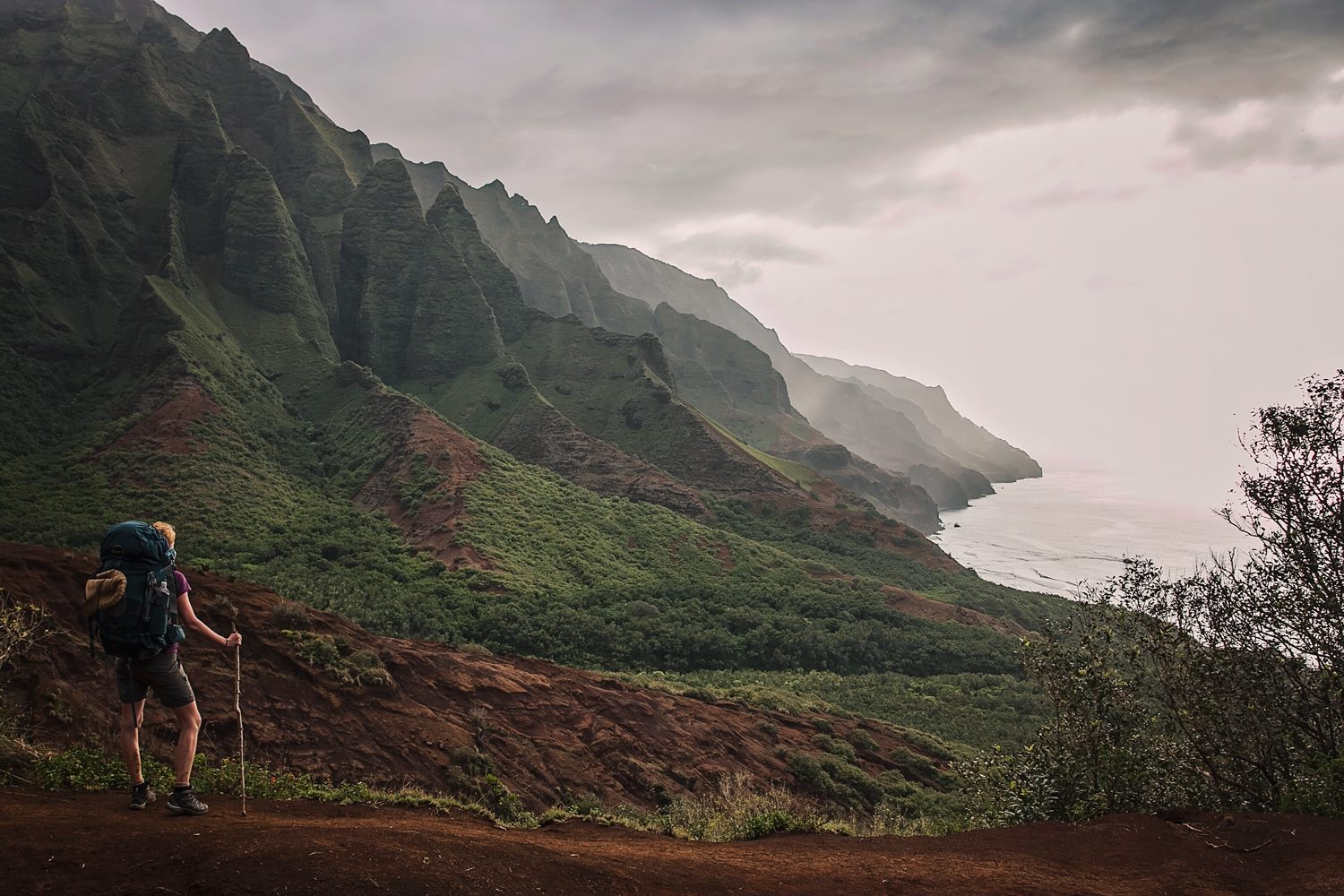 Útesy Na Pali Coast na havajském pobřeží patří mezi nejkrásnější útesy na světě.jpg