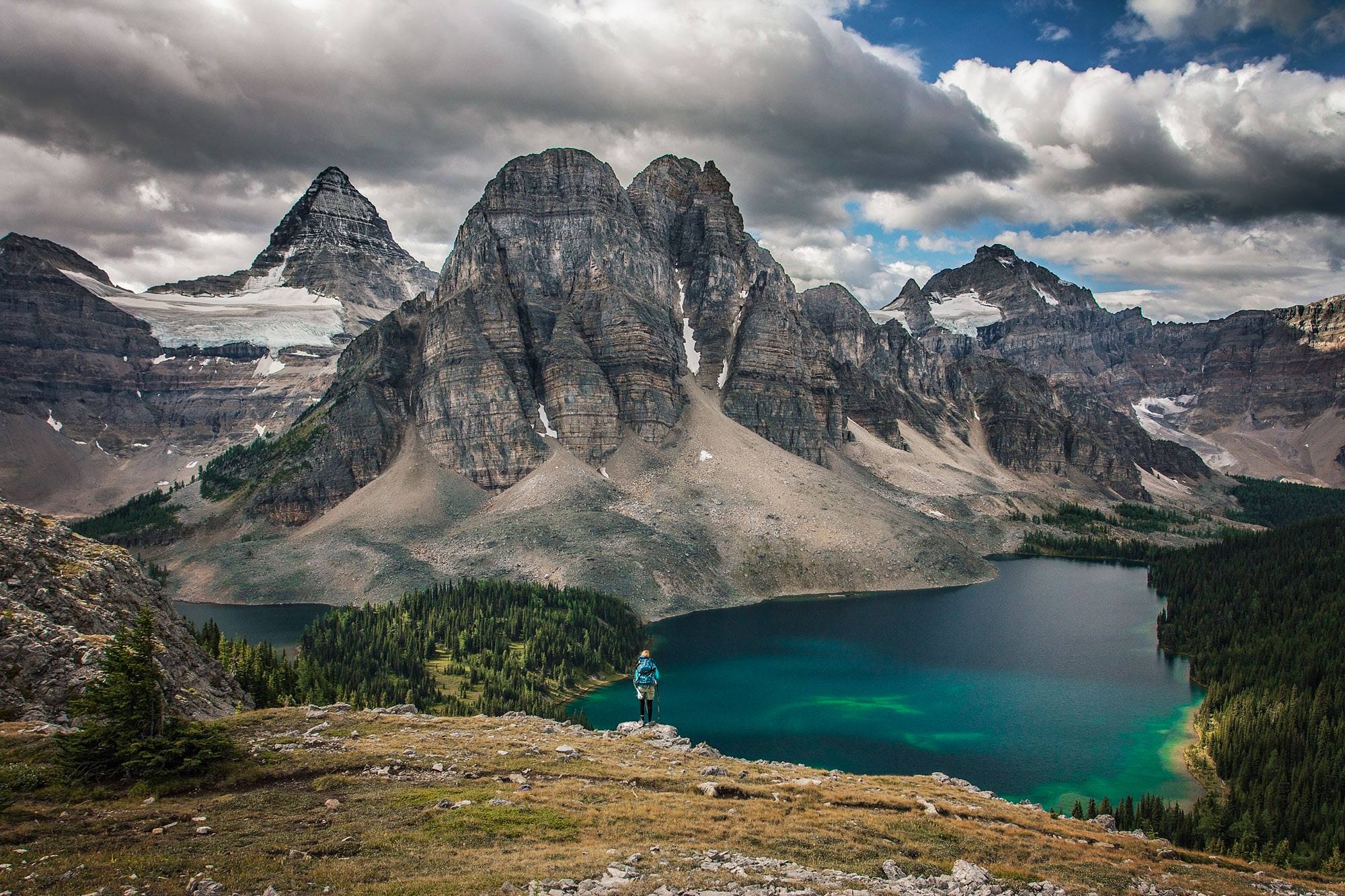 The mountains in are beautiful. Горы Рокис Канада. Канадские скалистые горы скалистые горы. Ассинибойн, Британская Колумбия, Канада. Скалистые горы Канады парк.