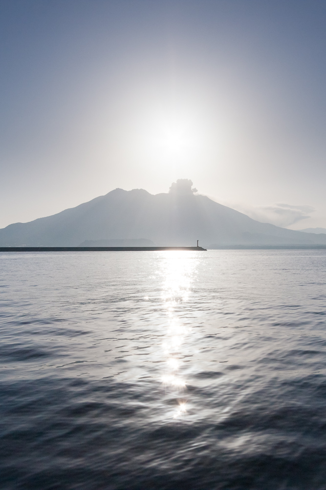 Kouřící sopka Sakurajima na horizontu. Canon 40D, Canon EF-S 10-22/3.5-4.5, 1/200 s, f/11, ISO 200, ohnisko 14 mm 